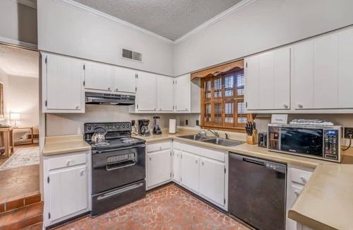 Whitehaven House | Near the Airport and Graceland! Holmesdale Hideout