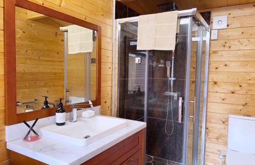 Mangere House | Near the Airport Cozy Cabin Style Entire Tiny Home