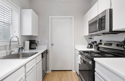 Milwood Apartment | Near the Domain | King Bed | Workspace