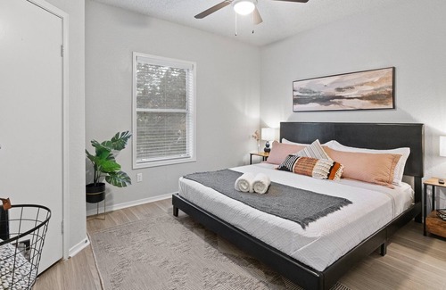 Milwood Apartment | Near the Domain | King Bed | Workspace