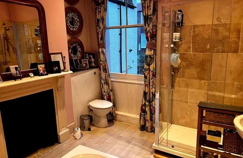 Shaftesbury House | Near the park - Double Room with Ensuite Bathroom