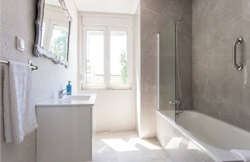Alcantara Apartment | Near the River 3 Bedrooms Flat, with AC for 9