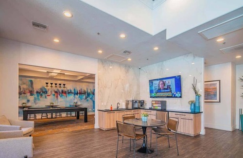 Glendale Sports and Entertainment District Apartment | Near the Stadium | Pool, Gym, Parking HotTub W/D