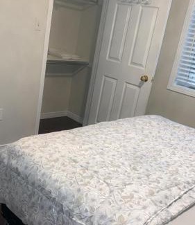 Brampton House | Near Toronto Pearson Airport Queen Room