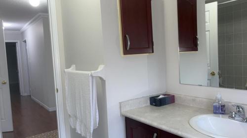 Brampton House | Near Toronto Pearson Airport Queen Room