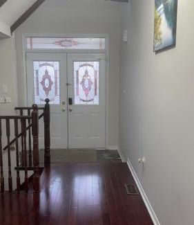 Brampton House | Near Toronto Pearson Airport Queen Room