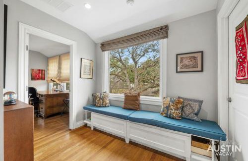 Tarrytown House | Near UT Pet Friendly w Parking 3BR 2.5BA in Walkable Area By Austin Vacay