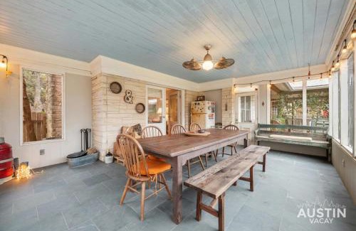 Tarrytown House | Near UT Pet Friendly w Parking 3BR 2.5BA in Walkable Area By Austin Vacay
