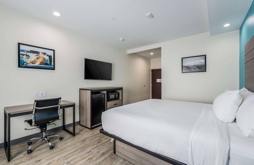 Katy Resort | Near Vibrant Katy Boardwalk District! Offers Free Parking and Breakfast!