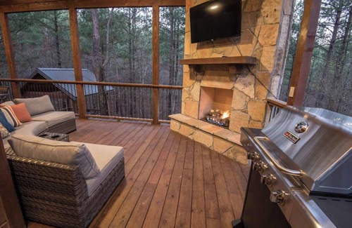 Broken Bow Cabin | Near wineries, breweries, shopping, art gallery, Broken Bow Lake, and river.