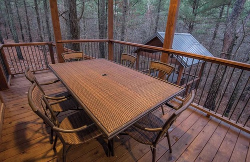 Broken Bow Cabin | Near wineries, breweries, shopping, art gallery, Broken Bow Lake, and river.