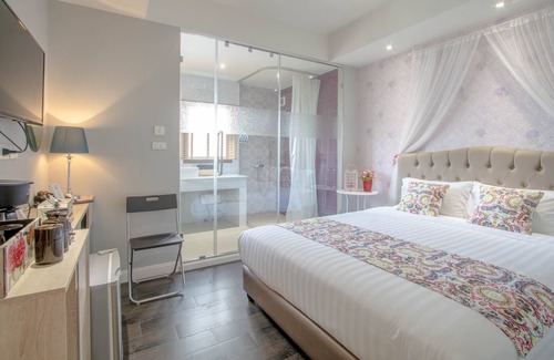Bang Lamphu Lang Hotel | Near Wongwian Yai BTS,suitable for couples and families.