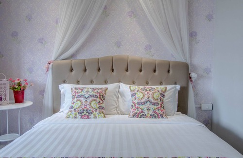 Bang Lamphu Lang Hotel | Near Wongwian Yai BTS,suitable for couples and families.