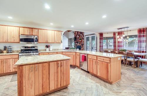 Pinetop House | Near Woodland Lake Park Cabin with Serene Deck!