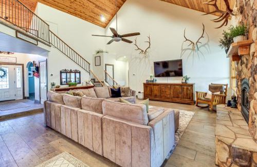 Pinetop House | Near Woodland Lake Park Cabin with Serene Deck!