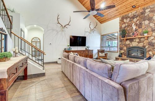 Pinetop House | Near Woodland Lake Park Cabin with Serene Deck!
