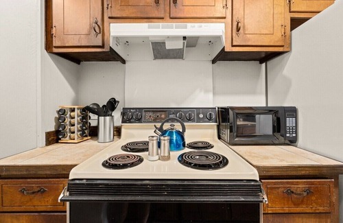 Pineville Apartment | Near Zoo/Museum | 55" TV | King 🛏| W/D|Free🅿️| Pet✅