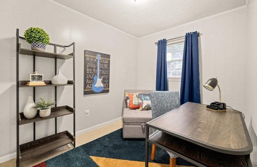 Pineville Apartment | Near Zoo/Museum | 55" TV | King 🛏| W/D|Free🅿️| Pet✅