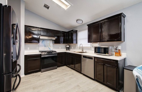 Cedar Park House | Nearby Shopping & Restaurants Modern Safe Comfy Full-Stocked 4BR/2BA