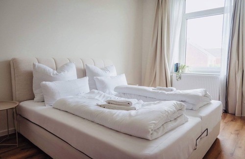 Celle Apartment | Nearby Town Hall, exclusive designer furnishings