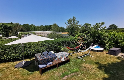 The Hague Ski Chalet | Neat chalet on child-friendly campsite close to beach, town, dunes and forest.