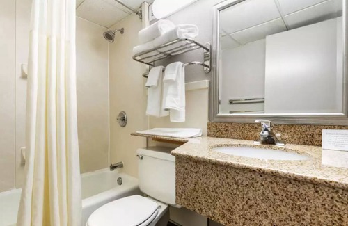 New Cumberland House | Neat room with bath close to the State Capital