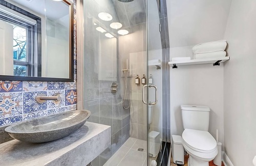 Barrie House | Neighborhood friendly stay in Barrie!