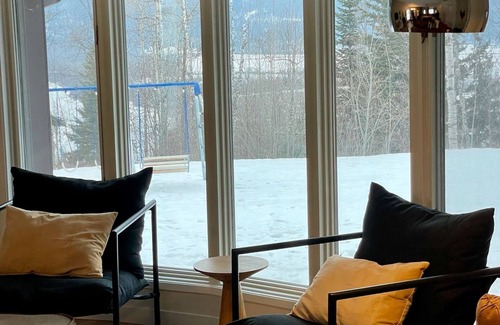 Golden Cabin | Nell’s Mountain Lodge - Movie Theatre|Arcade|Hottub|Fire Pit|Kicking Horse