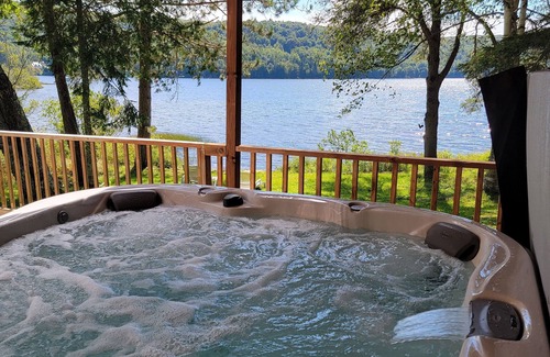 Riviere-Rouge Ski Chalet | Nelson A Lake front Log Cabin With A Private Hot Tub