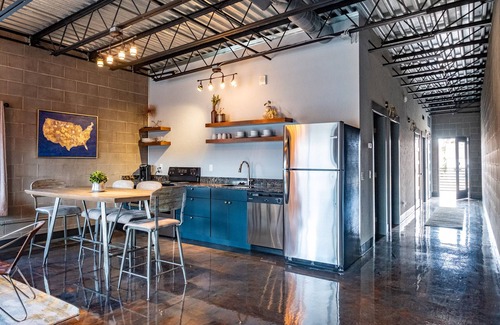 Sheridan House | Nelson Inn - The Four Top, 201