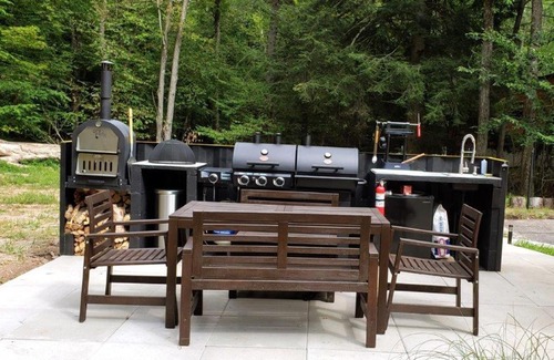 Smallwood House | Neo Nature Container Box- Hot Tub, Wood Pizza Oven
