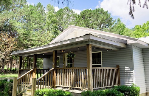 Fort Payne House | Nestled atop Lookout Mountain, Pat’s Place can be your next getaway!