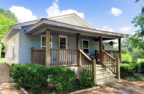 Fort Payne House | Nestled atop Lookout Mountain, Pat’s Place can be your next getaway!