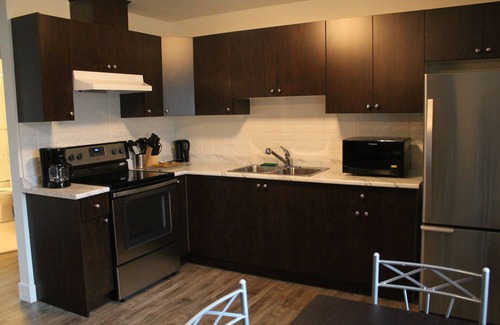 Surrey Apartment | Nestled Between 2 Beaches - White Rock Or Crescent Beach