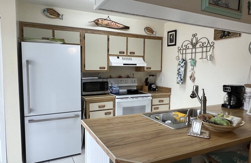 Melbourne Beach House | Nestled between the river and ocean in gated community.