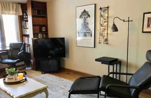 London Apartment | Nestled in nature; 2BD apt. in artist & writer's home