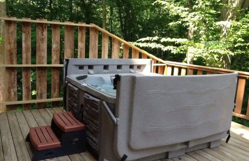 Glouster Cabin | Nestled in nature, quaint & cozy little upscale rustic cabin. n