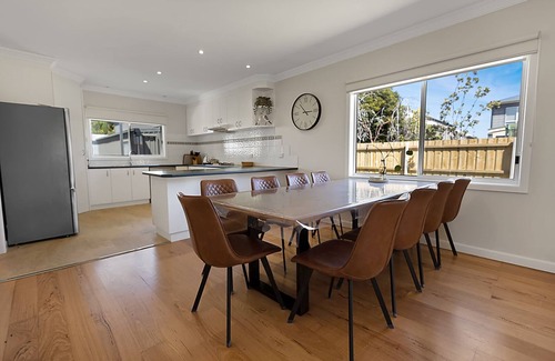 Lakes Entrance House | Nestled just 250 meters from the scenic Lakes Entrance shoreline