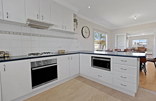 Lakes Entrance House | Nestled just 250 meters from the scenic Lakes Entrance shoreline