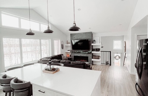 Lac du Bonnet House | Nestled on 80 acers of private land, only a 5 Min Drive to Water, Pet Friendly