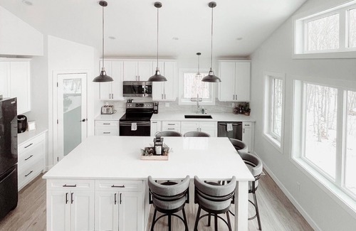 Lac du Bonnet House | Nestled on 80 acers of private land, only a 5 Min Drive to Water, Pet Friendly