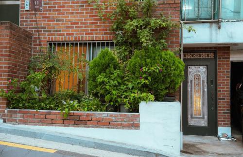 Itaewon Apartment | Netflix 1 minute walk from bus stop5 minutes walk from airport bus Namsan Itaewon Seoul Station