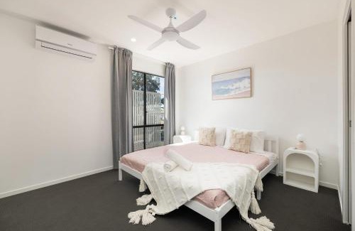 Southport House | Netflix Brand new 4BR Fast NBN AC Free Parking