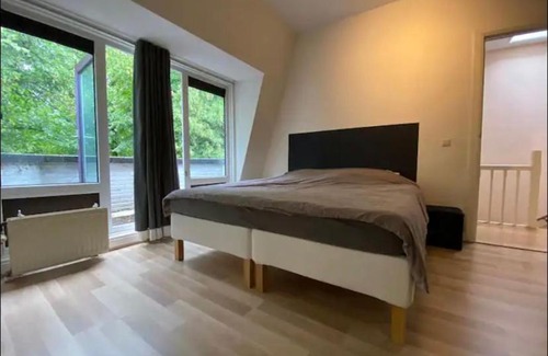 Laak Apartment | Nette maisonnette in groene rustige wijk