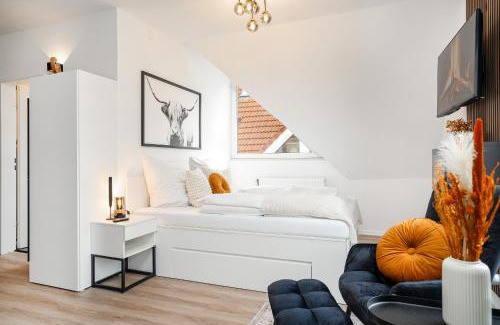 Emden Apartment | NEU! Modernes Apartment am Larrelter Tief - Balkon, Privatparkplatz & FIRE TV!
