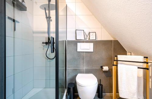 Emden Apartment | NEU! Modernes Apartment am Larrelter Tief - Balkon, Privatparkplatz & FIRE TV!