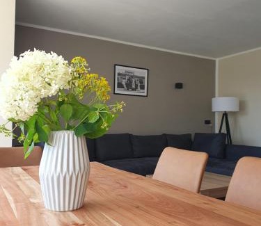 Schwerin Apartment | Neumühler Hof Ferienwohnung "Stefan" bietet 4 Schlafzimmer und 4 Bäder , eine Große Badewanne und großer Terrasse zum Garten, kostenfreie Parkmöglichkeiten
