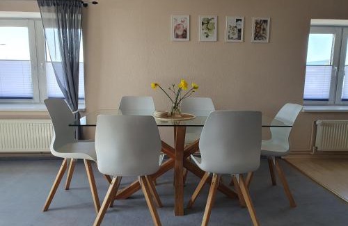 Schwerin Apartment | Neumühler Hof- Ferienwohnung "Thomas" 3 Zimmer,3 Bäder mit Dusche, kostenfreie Parkplätze vor dem Haus