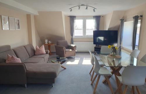 Schwerin Apartment | Neumühler Hof- Ferienwohnung "Thomas" 3 Zimmer,3 Bäder mit Dusche, kostenfreie Parkplätze vor dem Haus