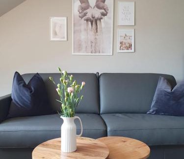 Schwerin Apartment | Neumühler Hof- Gemütliche Wohnung "Lenia" Parkplätze und Kongresshalle in der Nähe